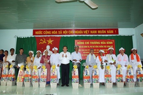 Phó Thủ tướng Trương Hòa Bình thăm, tặng quà đồng bào Chăm tỉnh Bình Thuận - ảnh 2